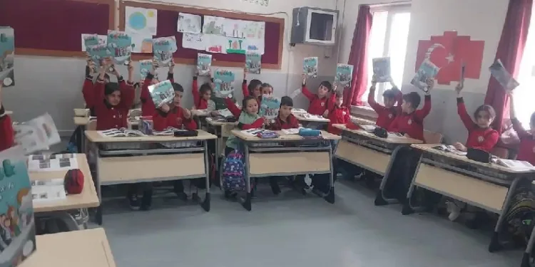 Öğrencilere Sağlık Çocuk Dergisi dağıtıldı