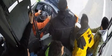 Acılarını içine gömüp yardıma koştular