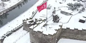 Ardahan Kalesi karla kaplandı