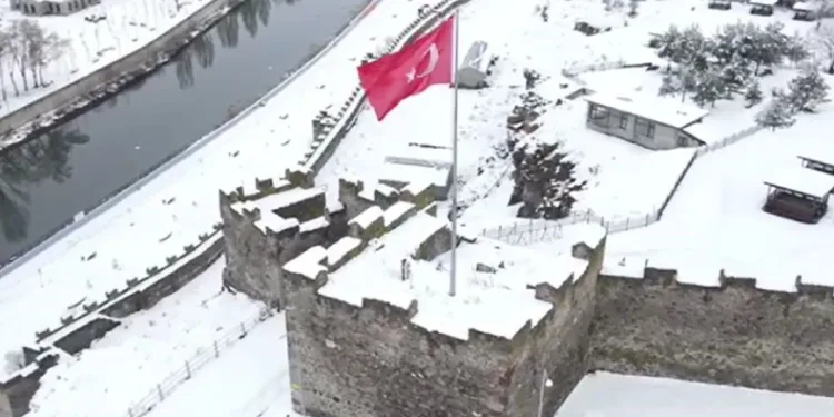 Ardahan Kalesi karla kaplandı