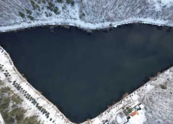 Karagöl Tabiat Parkı beyaza büründü