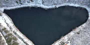 Karagöl Tabiat Parkı beyaza büründü