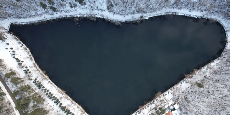 Karagöl Tabiat Parkı beyaza büründü