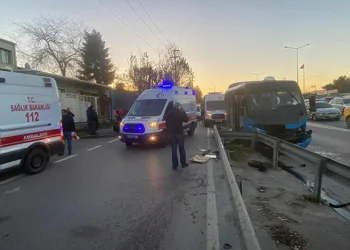 Kocaeli’de minibüs bariyere çarptı : 15 yaralı