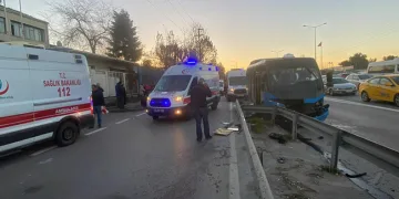 Kocaeli’de minibüs bariyere çarptı : 15 yaralı