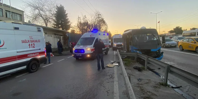 Kocaeli’de minibüs bariyere çarptı : 15 yaralı
