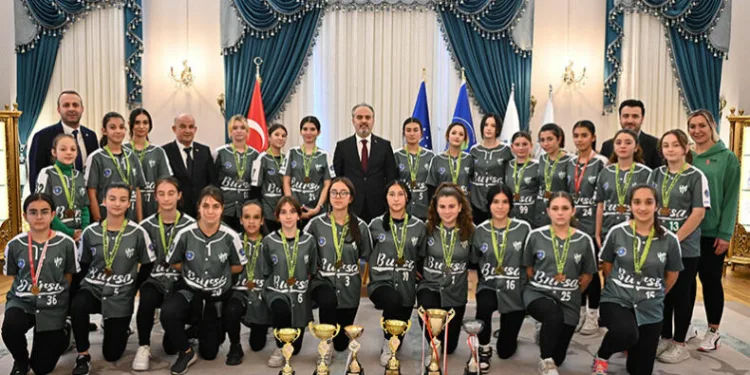 Şampiyon sporculardan Alinur Aktaş’a ziyaret