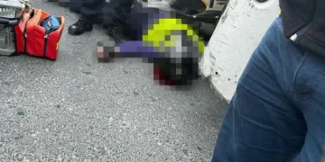 Kamyonun çarptığı motor kurye hayatını kaybetti