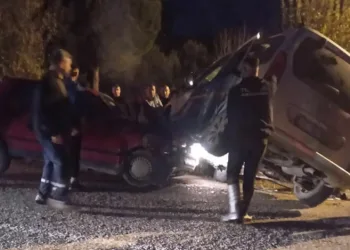 İki otomobil kafa kafaya çarpıştı: 7 yaralı