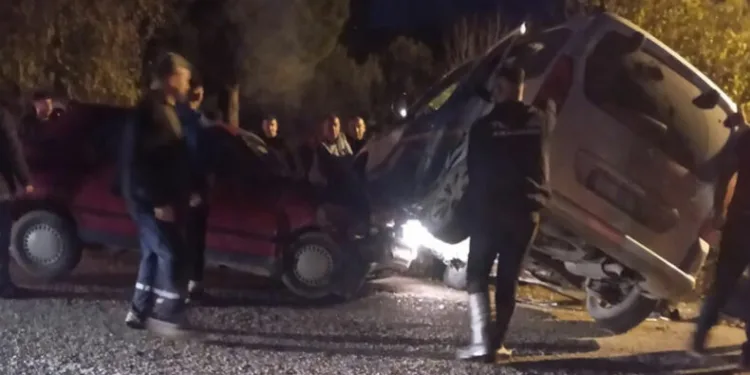 İki otomobil kafa kafaya çarpıştı: 7 yaralı