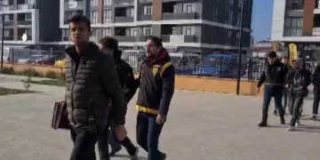 Cep telefonu hırsızı 3 kişi tutuklandı