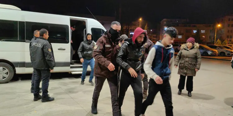 Bursa’da bir evde 13 kaçak göçmen yakalandı