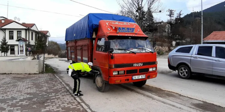 Kış lastiği olmayan araçlar polis denetimine takıldı