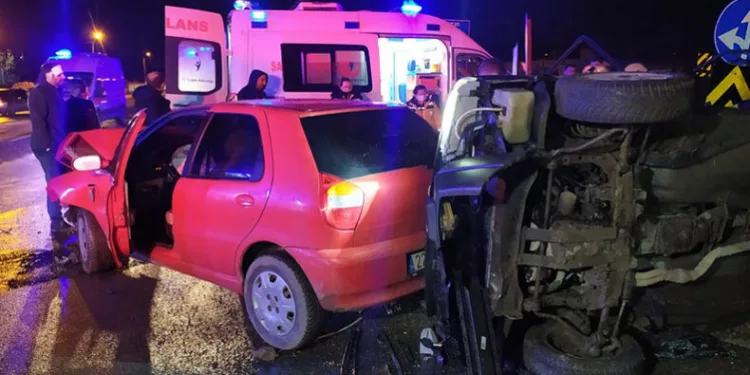 2 otomobil çarpıştı: 1 ölü 5 yaralı