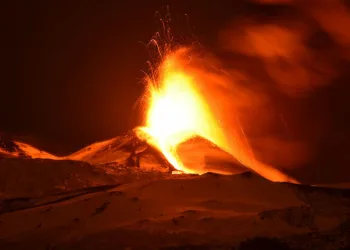 Etna Yanardağı lav püskürttü