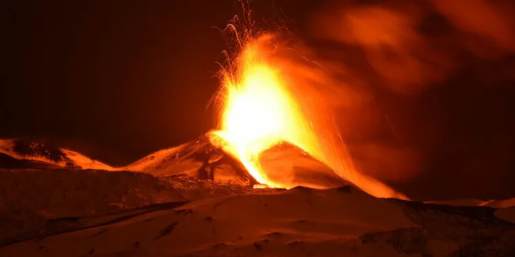 Etna Yanardağı lav püskürttü