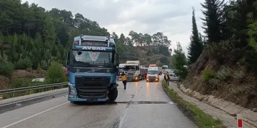 Burdur’da 2 otomobil ve tır çarpıştı: 1 yaralı