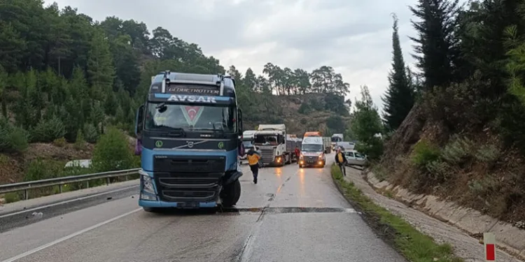 Burdur’da 2 otomobil ve tır çarpıştı: 1 yaralı