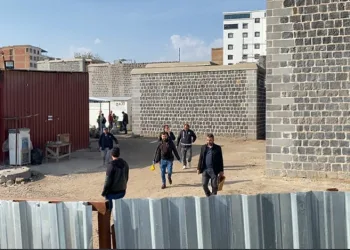 Diyarbakır’da üstüne duvar düşen işçi hayatını kaybetti