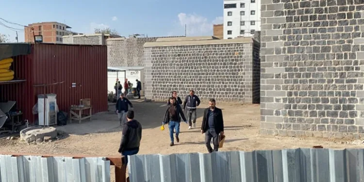 Diyarbakır’da üstüne duvar düşen işçi hayatını kaybetti