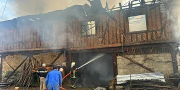 Sobadan çıkan yangın iki katlı ahşap evi küle çevirdi