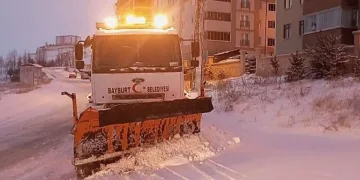 Bayburt’ta karla mücadele aralıksız sürüyor