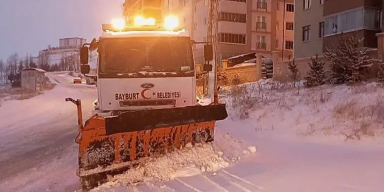 Bayburt’ta karla mücadele aralıksız sürüyor