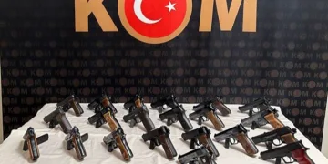 Rize’de çantadan 21 tane ruhsatsız tabanca çıktı