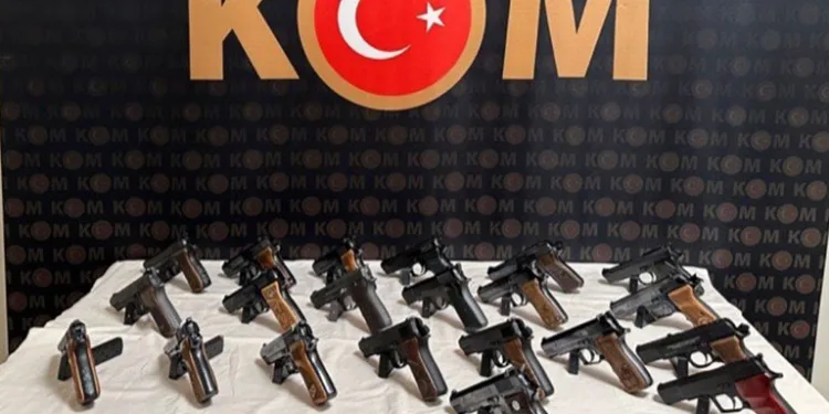 Rize’de çantadan 21 tane ruhsatsız tabanca çıktı
