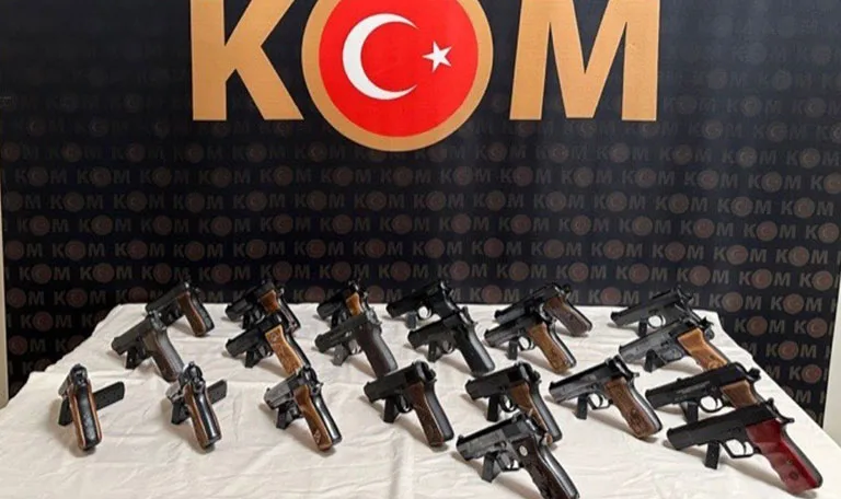 Rize’de çantadan 21 tane ruhsatsız tabanca çıktı