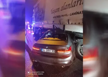 Bursa’da otomobil, TIR’ın altına girdi: 1 yaralı