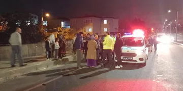 Servis minibüsü 9 yaşındaki çocuğa çarptı