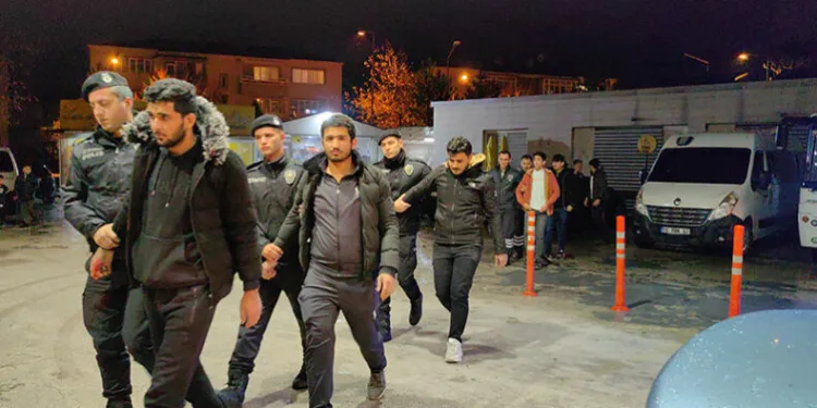 İnegöl Emniyeti kaçak 23 şahsı yakaladı