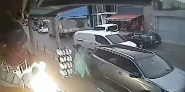 Kamp ocağını eliyle taşıyıp tekmeleyerek söndürdü