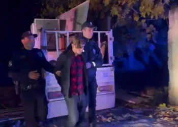 Evin kapılarını çalan hırsızlar polisten kaçamadı
