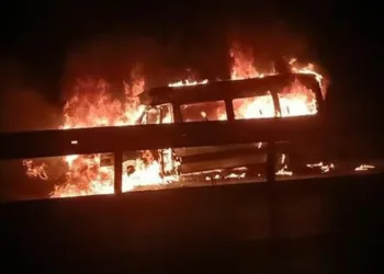 Bursa’da servis minibüsü alev alev yandı