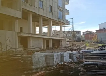İnşaat iskelesi yıkıldı: 1 işçi yaralandı
