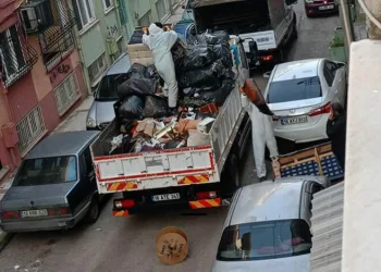 Bursa’da bir evden kamyon dolusu çöp çıktı