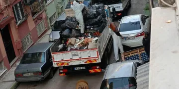 Bursa’da bir evden kamyon dolusu çöp çıktı