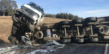Devrilen kimyasal toz yüklü tır yolu kapattı