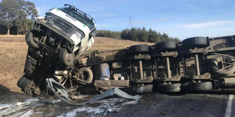 Devrilen kimyasal toz yüklü tır yolu kapattı