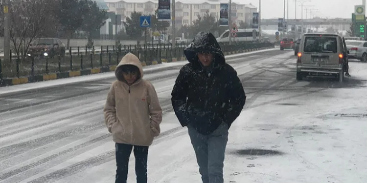 Kars’ta kar yağışı etkili oluyor