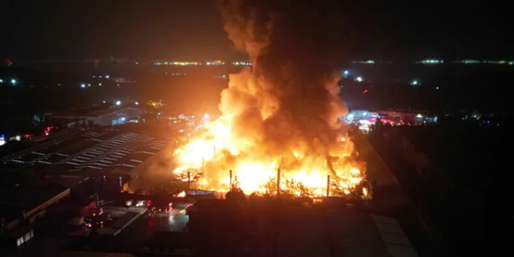 Gebze’de lojistik fabrikasında yangın