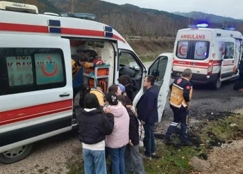 Öğrenci servisi toprak yığınına çarptı: 14 yaralı