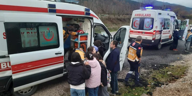 Öğrenci servisi toprak yığınına çarptı: 14 yaralı