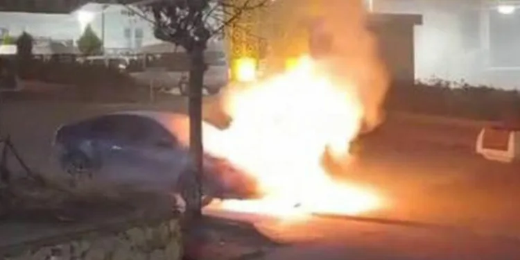 Elazığ’da otomobil alev alev yandı
