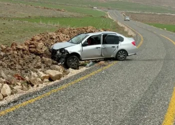 Otomobil taş yığınına çarptı: 4 yaralı