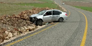 Otomobil taş yığınına çarptı: 4 yaralı