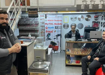 Kendisini görüntüleyen drondan korktu