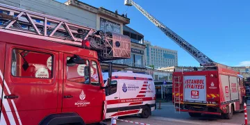 Pendik’te AVM’nin restoranında çıkan yangın söndürüldü
